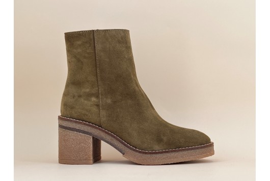 Bottine semelle crêpe à zip...